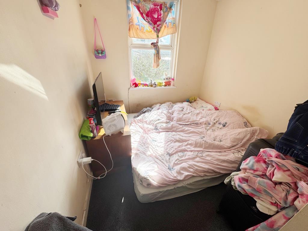Lot: 82 - FREEHOLD BLOCK OF THREE FLATS FOR INVESTMENT - Flat 2 - Bedroom